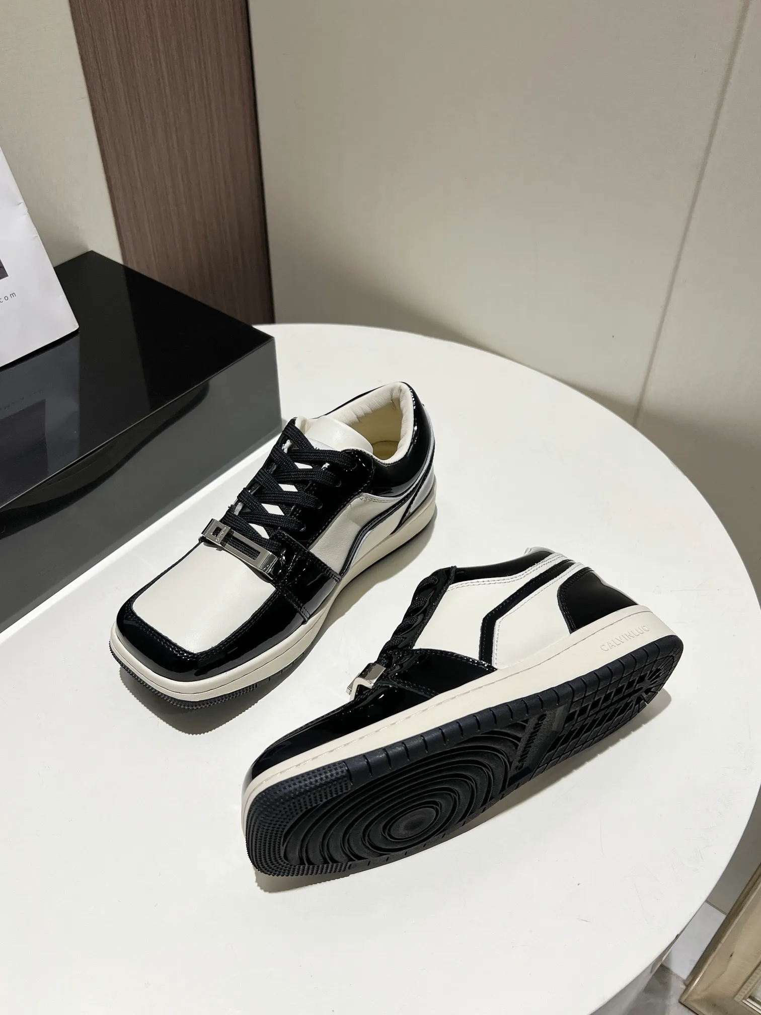 👟👟Ex-factory price 480👟👟 👑CALVINLUO I CUBE SNEAKER trendy brand square shoes low-top casual square-toe sneakers skateboard shoes sneakers👑 Starting from the design elements of classic two-color sneakers, CALVINLUO extracts the iconic elements of casual sneakers and integrates them into the formal "square toe" of formal shoes to make the overall lines of the sneakers more distinct. Nowadays, the matching rules are casual. 🧣Formal sports shoes are nothing new. The unique avant-garde square lines of CUBE SNEAKER, whether it echoes the tough and crisp suits, or appears in an eclectic manner in street styles, are a choice that breaks away from tradition and shows personality🧢 ▪️ Fabric: Original custom imported first-layer cowhide ▪️ Lining: Imported breathable mesh lining + soft sheepskin ▪️ Sole: Original molded two-color TPU outsole ▪️ Size: 35-40 (40 customized)